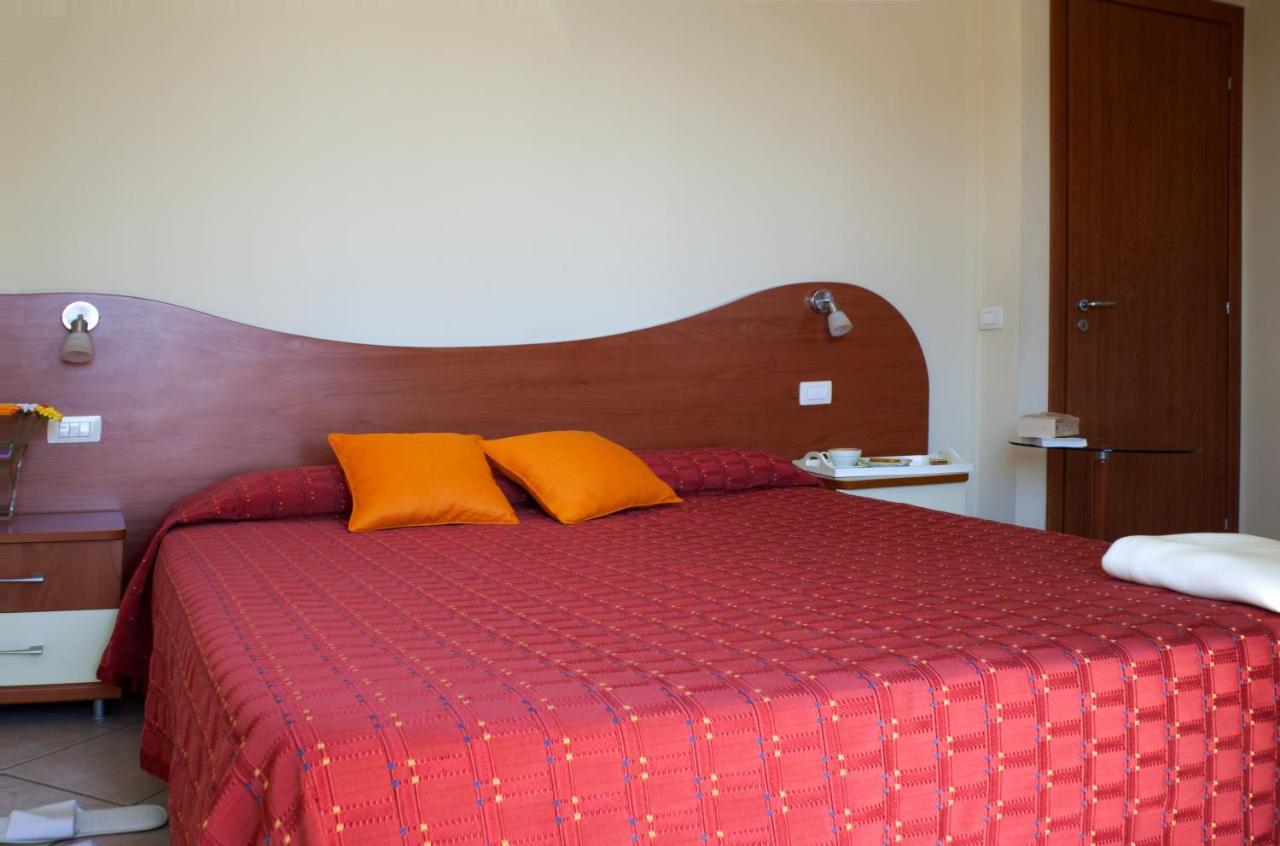 Motta Residence Hotel Motta SantʼAnastasia Buitenkant foto