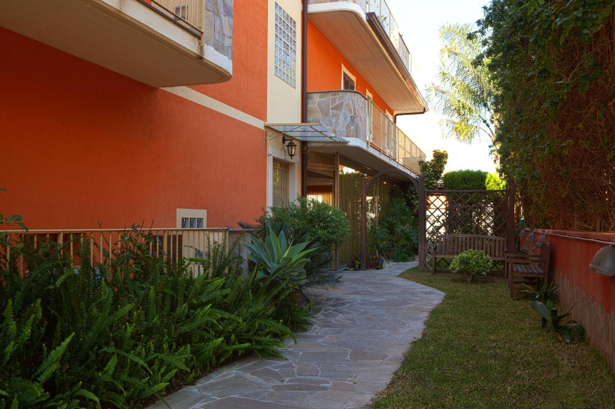Motta Residence Hotel Motta SantʼAnastasia Buitenkant foto