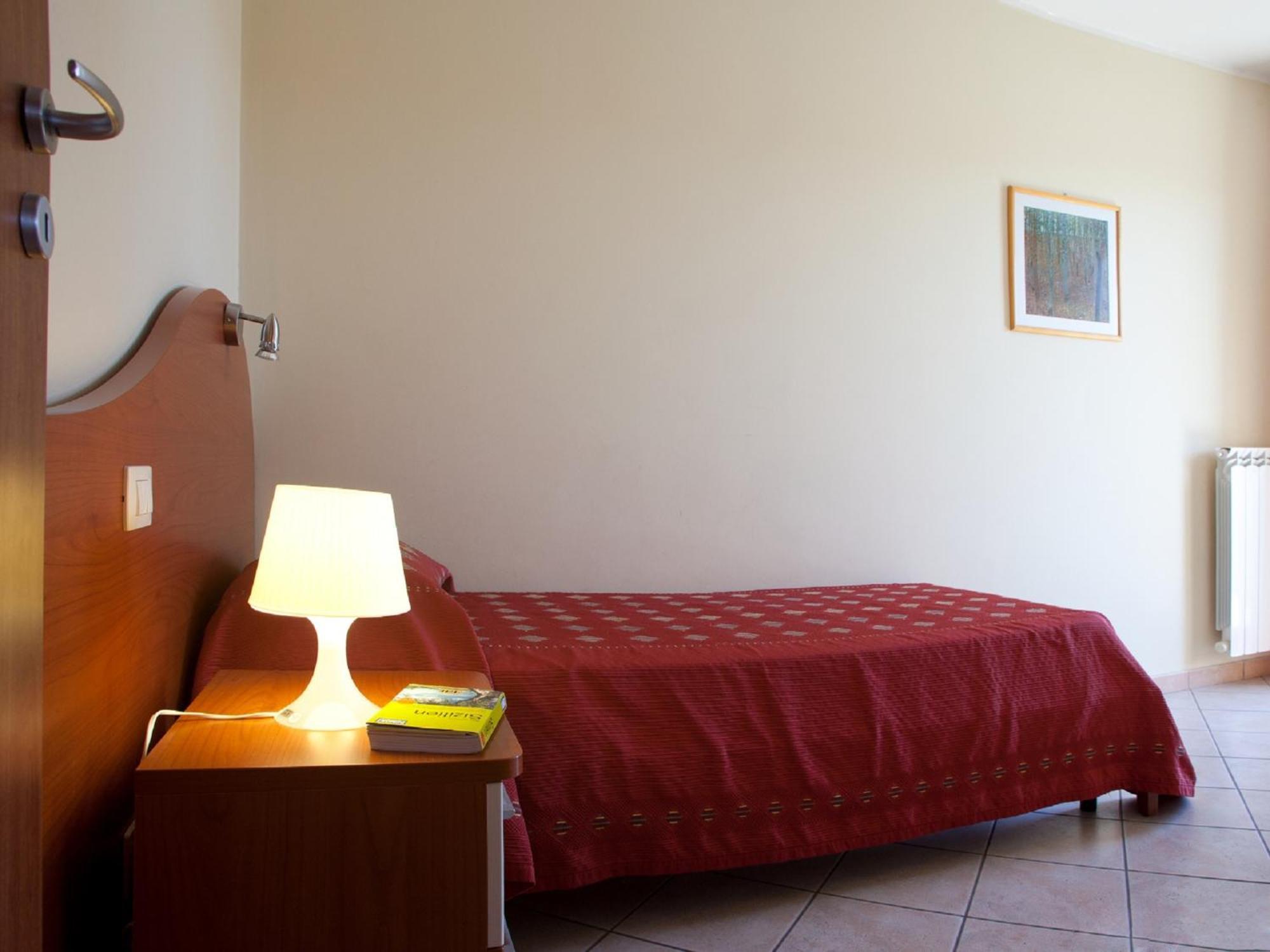 Motta Residence Hotel Motta SantʼAnastasia Buitenkant foto