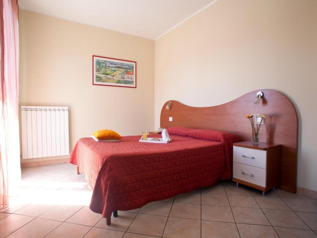 Motta Residence Hotel Motta SantʼAnastasia Kamer foto
