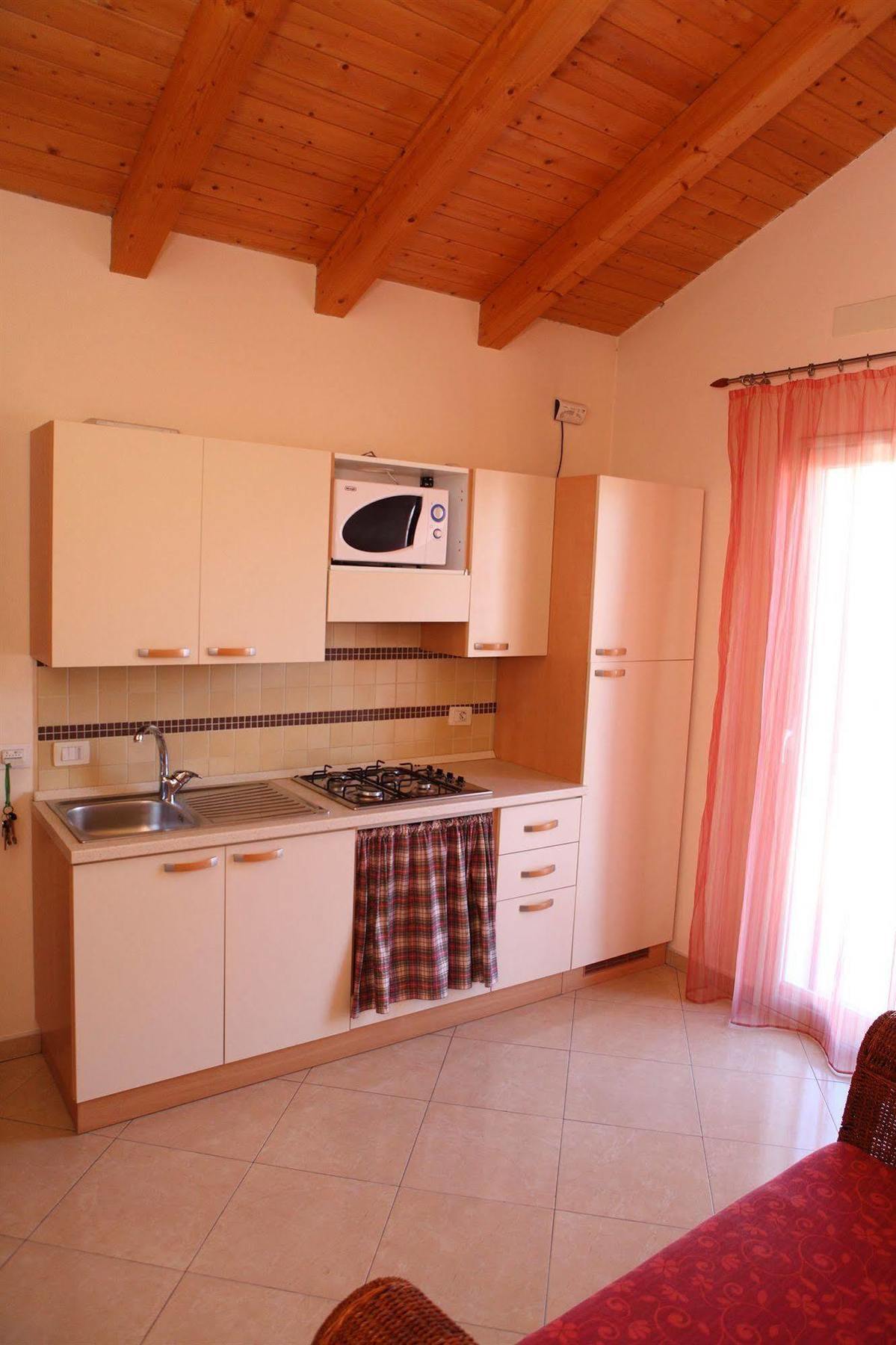 Motta Residence Hotel Motta SantʼAnastasia Buitenkant foto